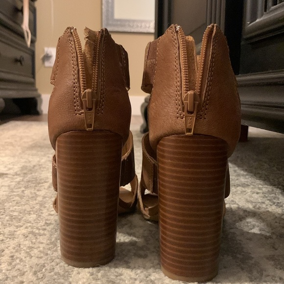 Le Chateau chunky heel sandals - Picture 3 of 5